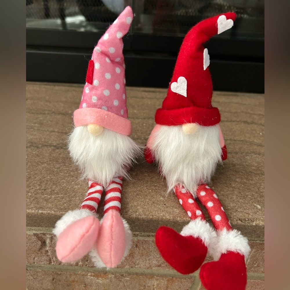 Valentine shelf sitter gnomes.